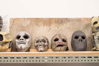 研究室では、メタルバンド「スリップノット」のマスクなど、スクリーミング・マッド・ジョージ先生の代表作を見ることもできる。